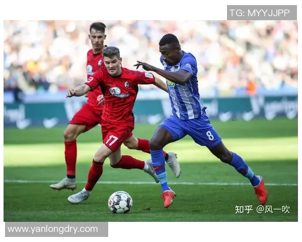 足球明星与字母交融的精彩瞬间展现了他们的魅力与个性