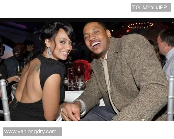 足球明星意外现身前任婚礼引发热议昔日恋情重燃舆论关注 足球明星意外现身前任婚礼引发热议昔日恋情重燃舆论关注